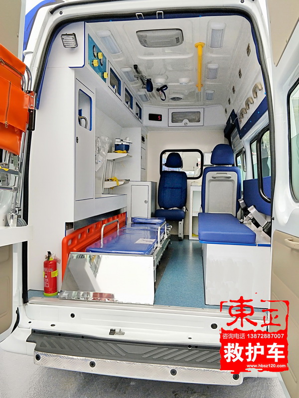 江铃福特新全顺中轴中顶救护车V362（异形顶）医疗舱图片2